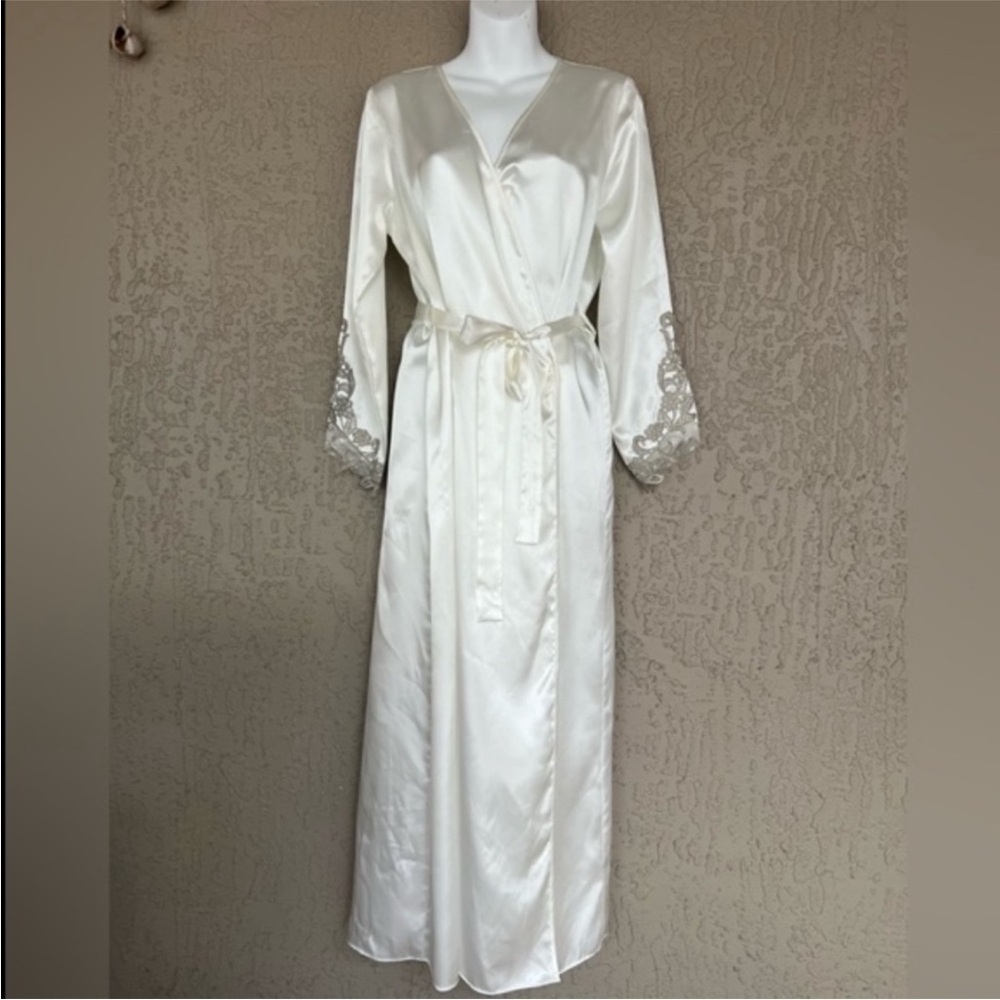 Flora by‎ Flora Nikrooz Sleeve Appliqué Detail Long Robe - Picture 2 of 10